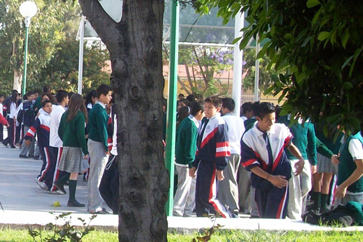 Resguardan secundaria por amenazas de narcofamilia