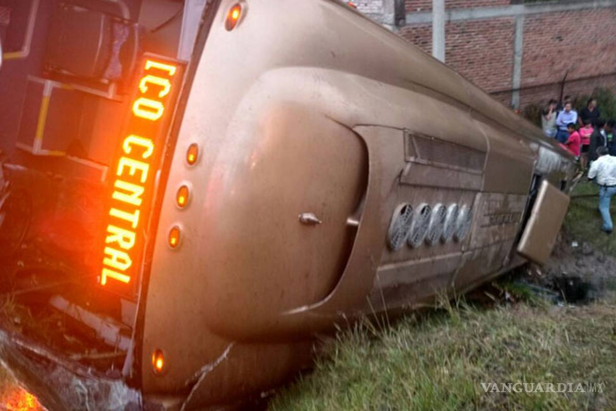 Vuelca autobús de pasajeros en la México-Querétaro; hay al menos 15 lesionados
