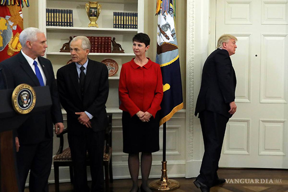 Trump se retira de reunión antes de firmar órdenes ejecutivas