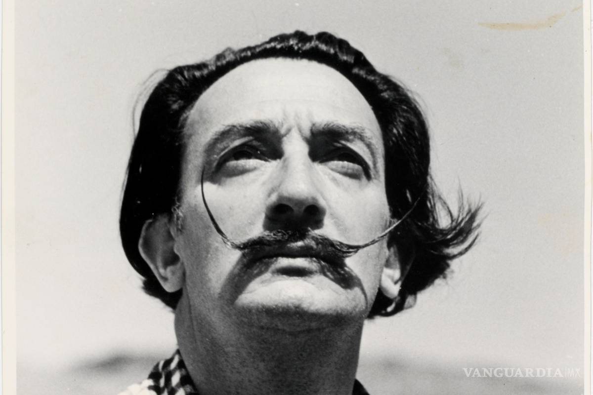 Dalí exhibe su bigote intacto al ser exhumado