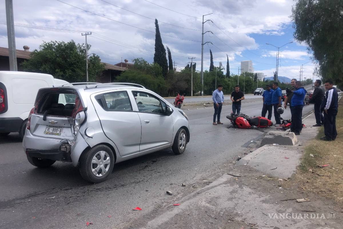 Se atraviesa a motociclista en bulevar de Saltillo y provoca percance