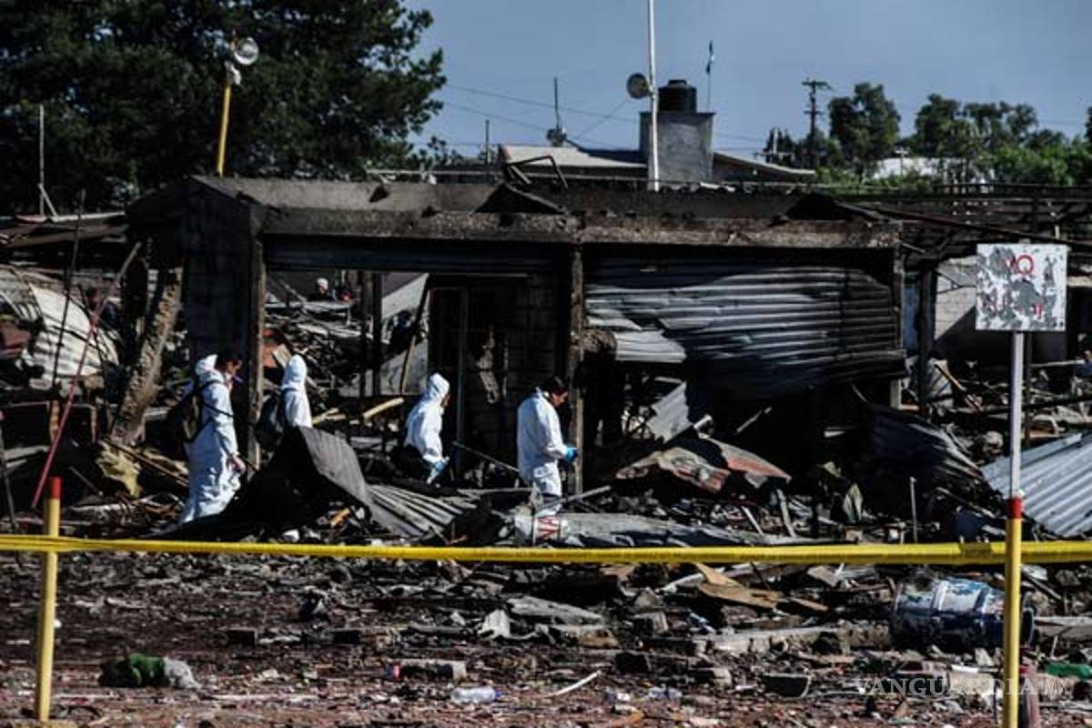 Hallan restos en lo que quedó del mercado en Tultepec