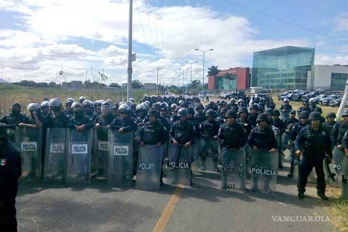 Policía Estatal y Federal vigila manifestación de maestros en Oaxaca