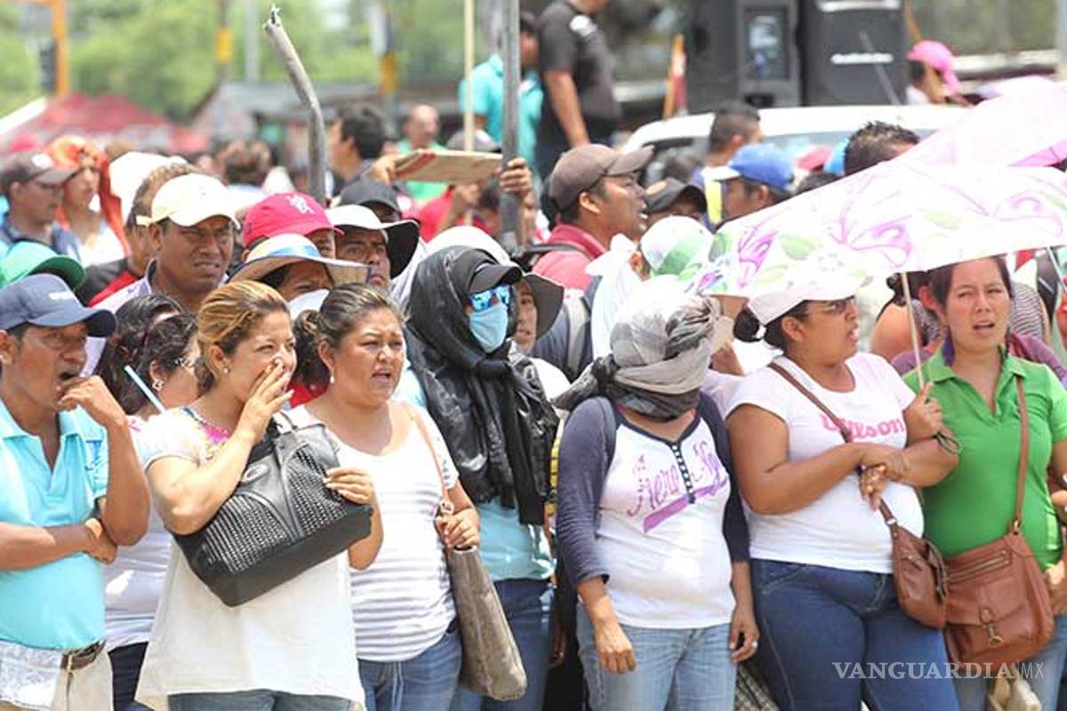 Padres de familia marchan en apoyo a maestros de la CNTE en Oaxaca