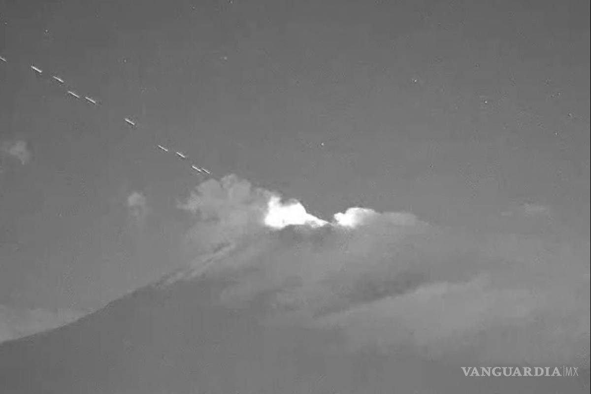 ¿Ovnis en Don Goyo? Popocatépetl emite luces en ráfaga; serían satélites de Starlink, aseguran expertos