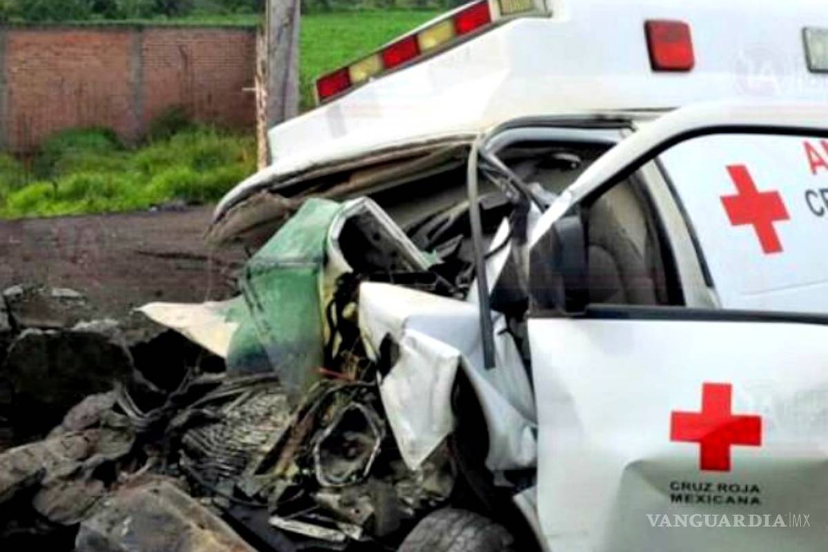 Vuelca ambulancia en Michoacán; muere un rescatista