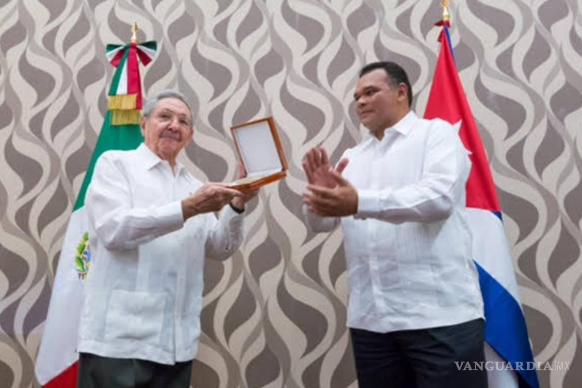 Recibe Raúl Castro medalla ‘General Salvador Alvarado’