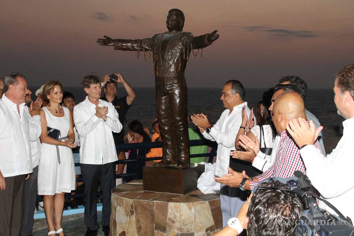 Desvelan estatua de Juan Gabriel en el balneario de Acapulco
