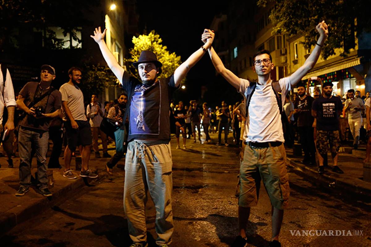 Protestan en Turquía por ataque a fans de Radiohead