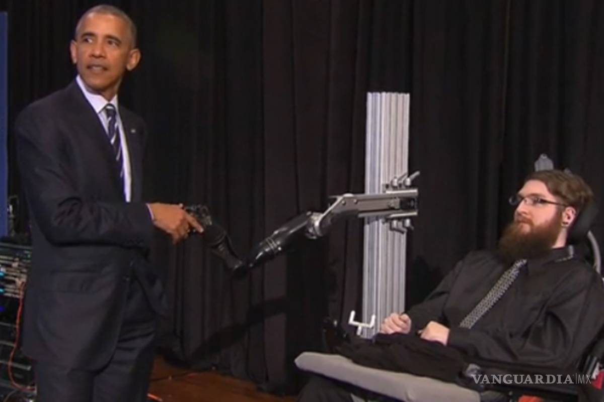 Hombre paralítico logra saludar a Obama gracias a mano robótica