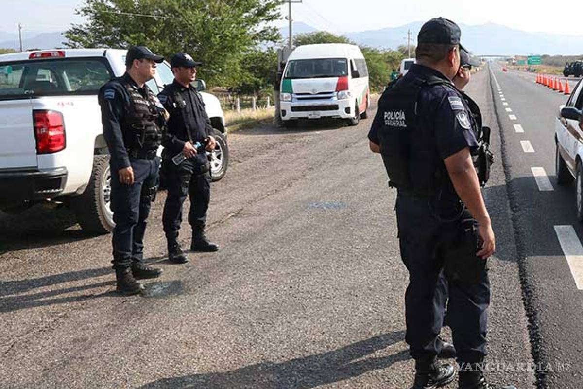 Hallan a 10 migrantes escondidos en una camioneta en Oaxaca