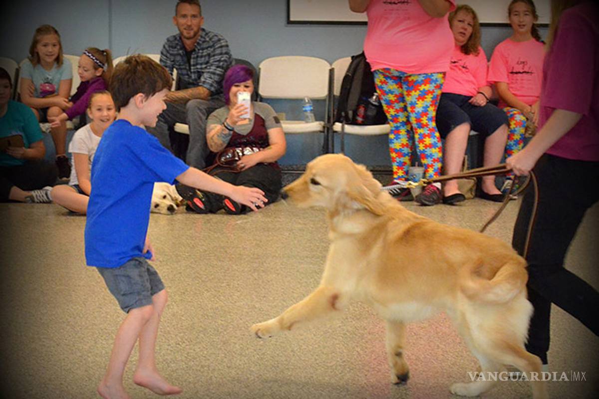 $!El emotivo momento en que un niño con autismo logra dar un abrazo por primera vez en su vida