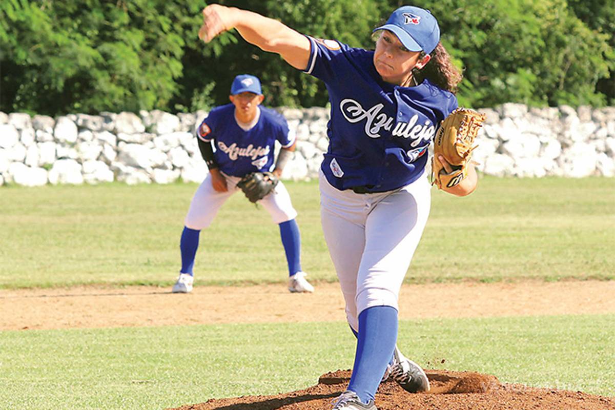 Debuta la primera mujer beisbolista en México