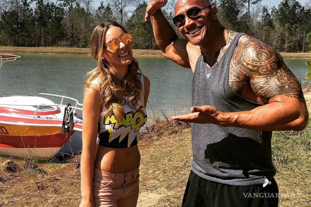 Belinda y 'La Roca' comparten foto en el set de 'Baywatch'