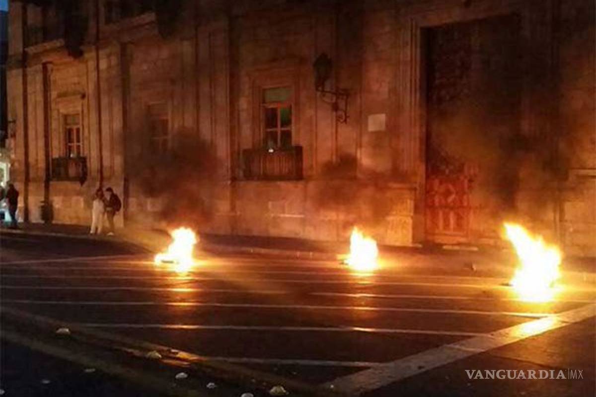 Normalistas protestan en Morelia contra detenciones