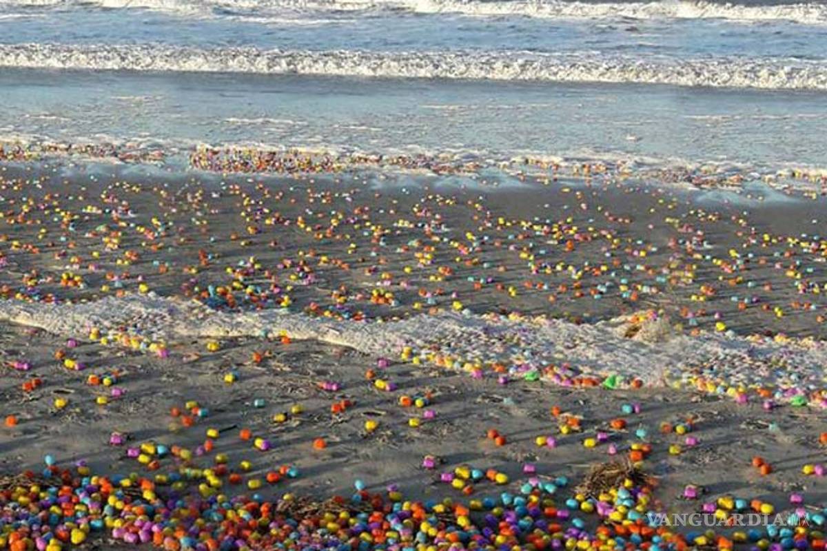 Miles de ‘Huevos Kinder’ bañan playa al norte de Alemania