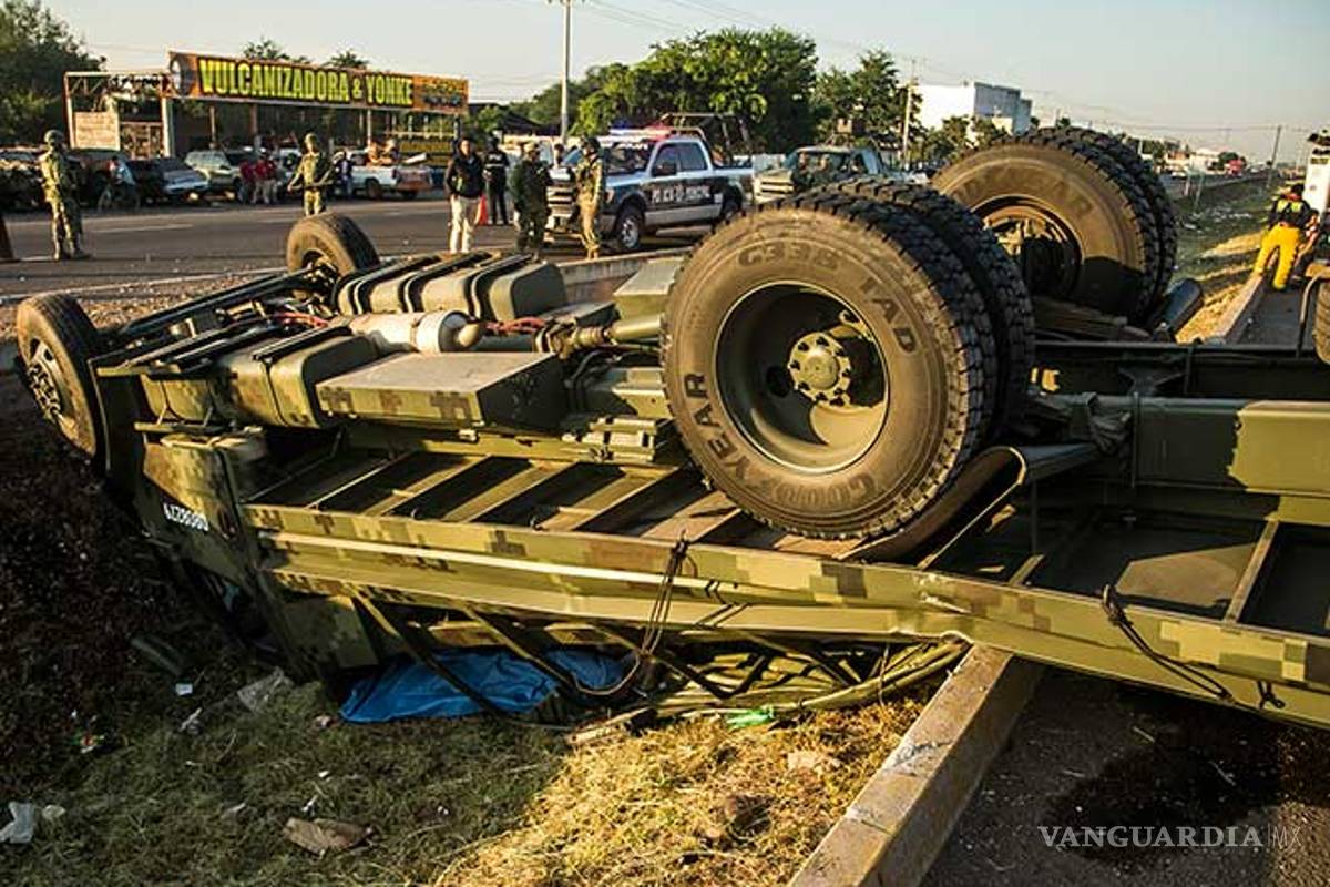 Se vuelca camión del Ejército en Culiacán; hay un muerto