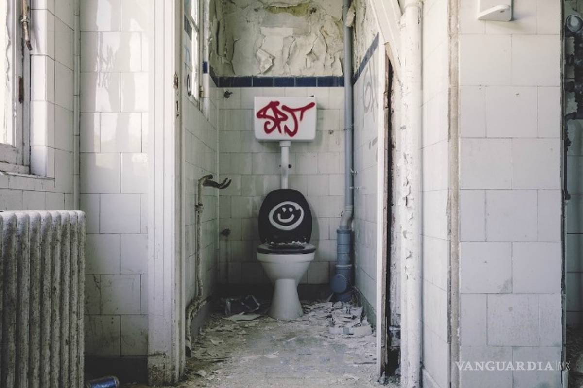 Intenta sacar su smartphone del excusado y su brazo queda atrapado por horas