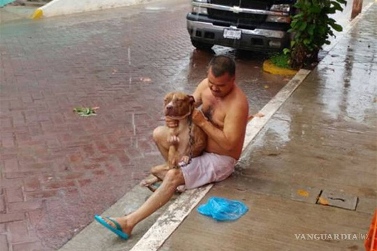 Alcalde en Nayarit se desnuda y se baña junto a su perro