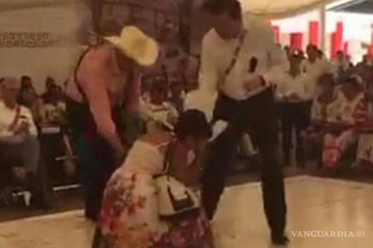 Otra mujer se arrodilla frente a Osorio Chong; le pide encontrar a su hijo