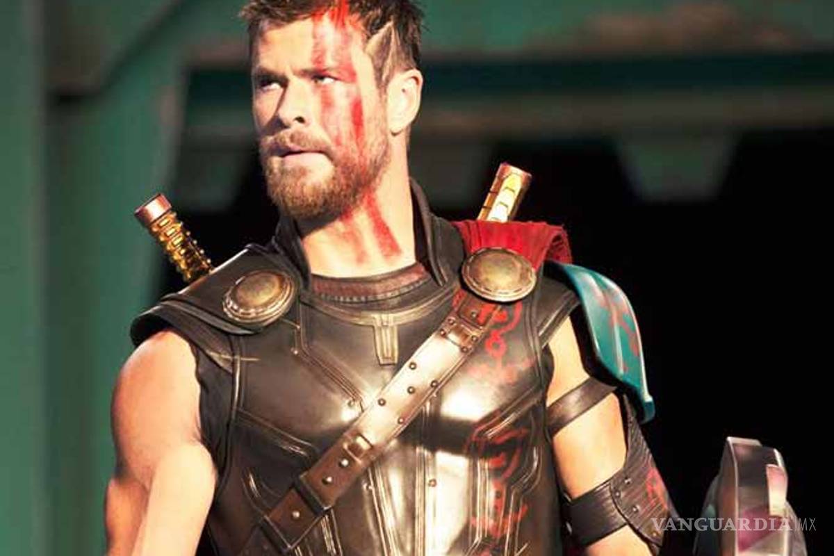 ¿Por qué Thor pierde su melena y su martillo en Ragnarok?