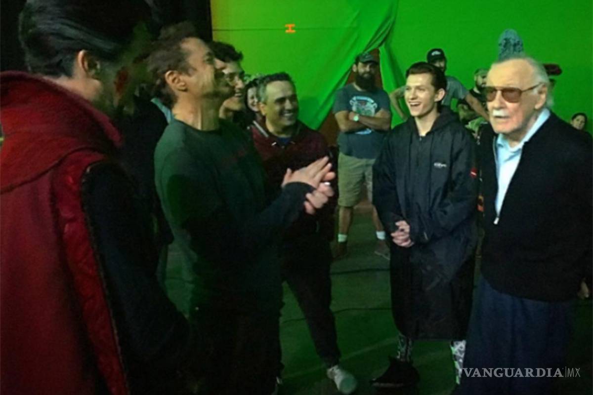 Stan Lee visita en el set de 'Infinity War' a los Vengadores