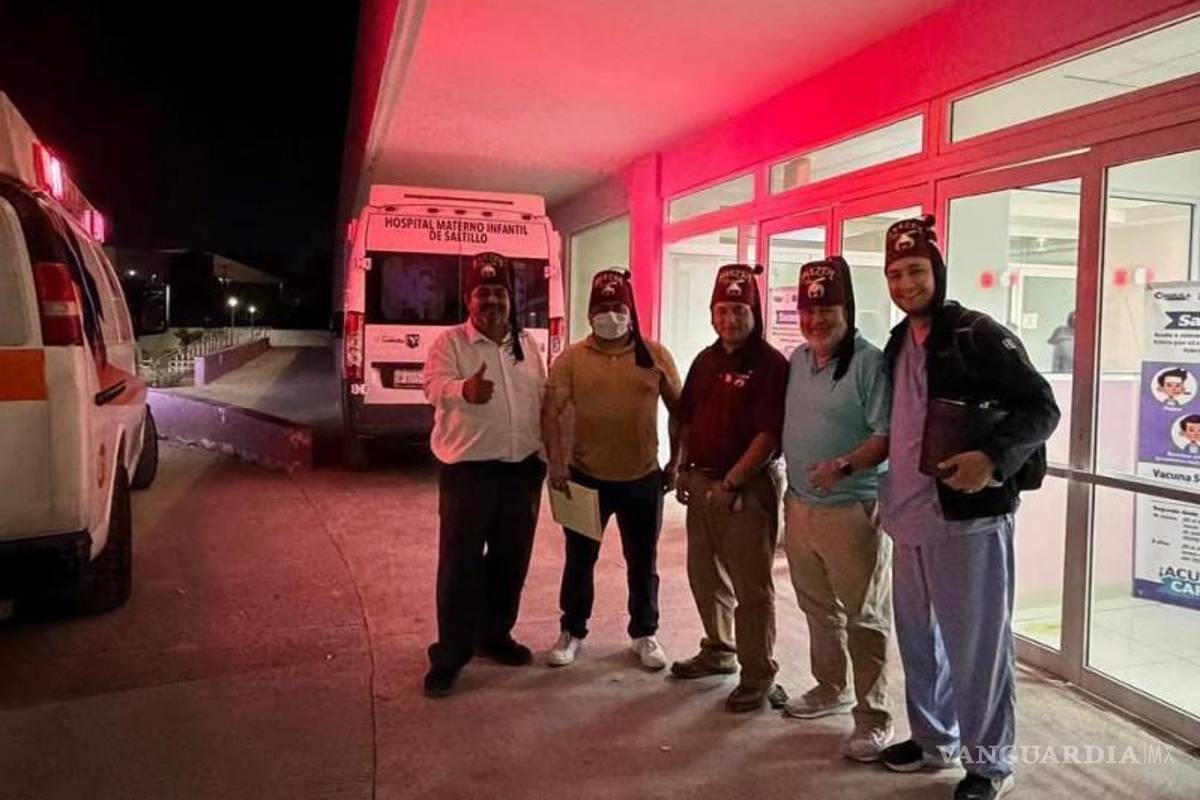 $!Paramédicos y personal especializado resguardaron el traslado de la paciente a Galveston.