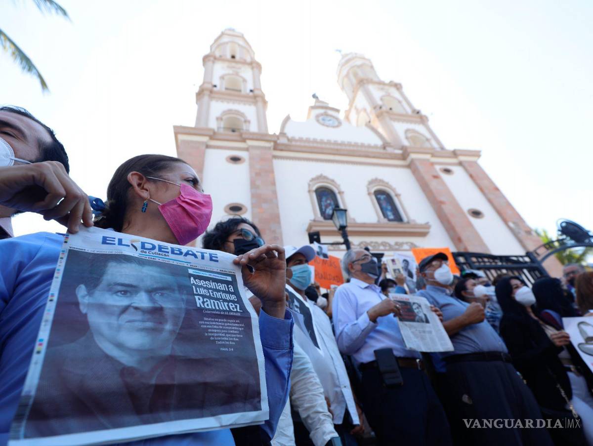 $!Amigos y compañeros del periodista Luis Enrique Ramírez Ramos se manifestaron en la Catedral de Culiacán, Sinaloa (México).