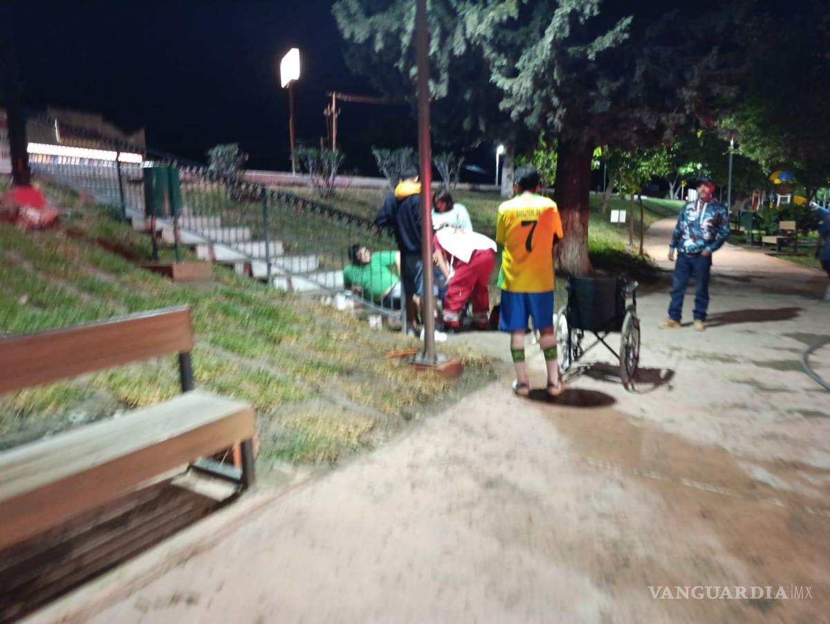 $!Tras recibir el reporte de una persona lesionada, cuerpos de emergencia y autoridades se movilizaron al Parque Hundido para atender la situación y tomar conocimiento de los hechos.