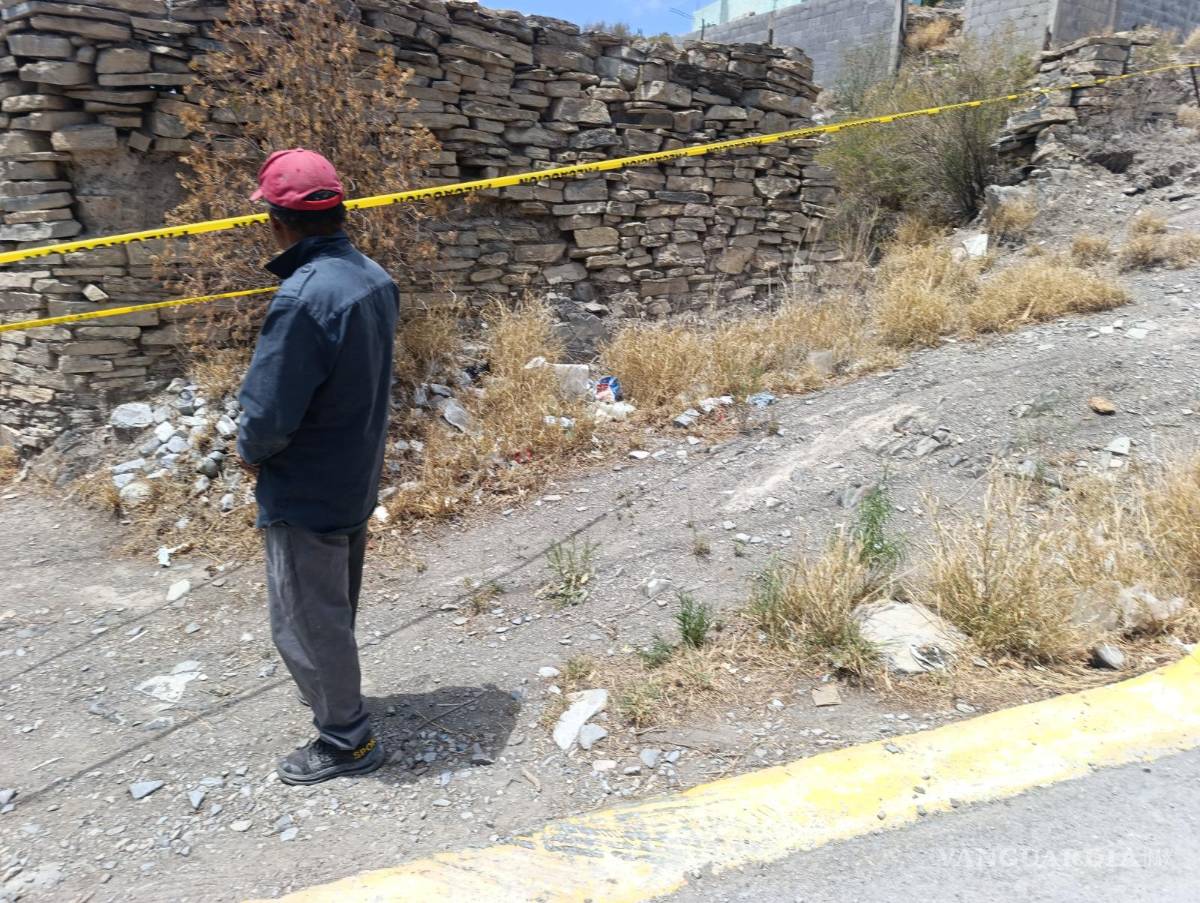 $!Familiares y vecinos permanecieron en el exterior del domicilio mientras agentes de investigación realizaban las diligencias correspondientes para esclarecer las circunstancias en las que ocurrió el fallecimiento.