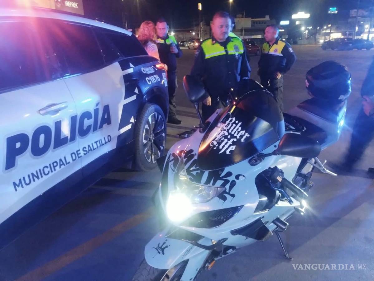 $!Elementos de Tránsito Municipal inspeccionan una de las motocicletas aseguradas durante las maniobras de vigilancia nocturna en bulevares de Saltillo.