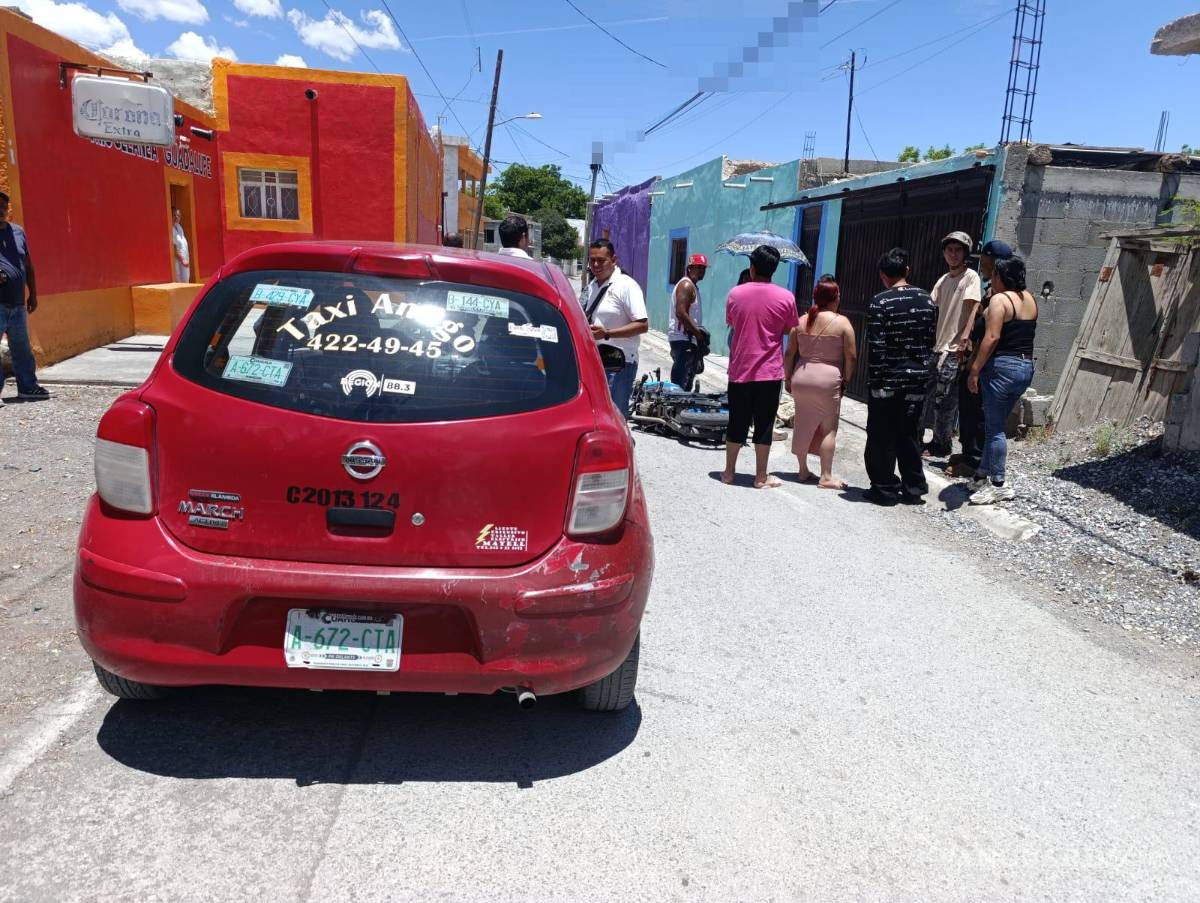 $!El accidente ocurrió cuando una pasajera abrió la puerta de la unidad de alquiler sin verificar la presencia de vehículos, provocando el choque con una motocicleta que circulaba por la vialidad.