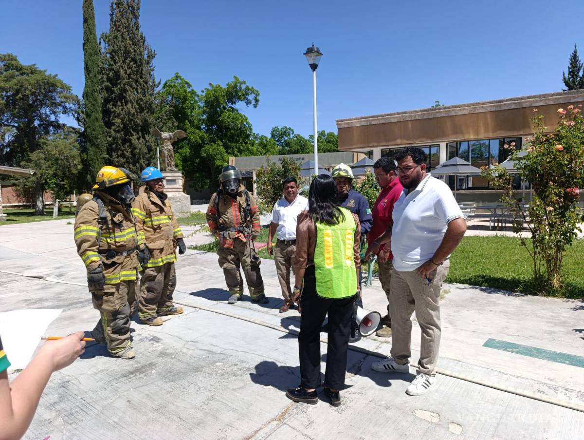 $!Elementos de Bomberos y personal de rescate colaboraron en la simulación, reforzando la coordinación ante emergencias.