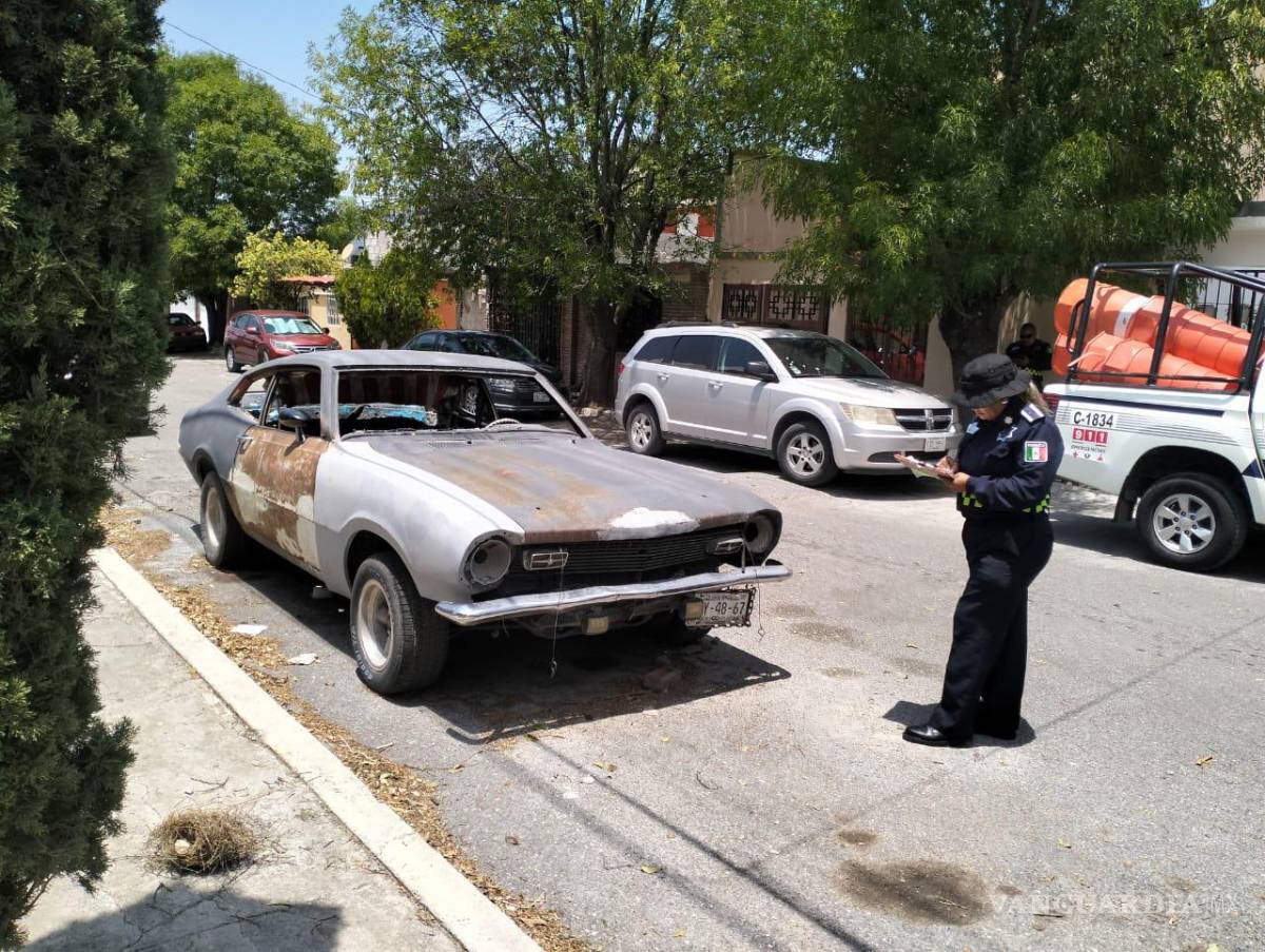 $!Hay vehículos muy antiguos que han sido reportados por ser desconocidos para los vecinos.