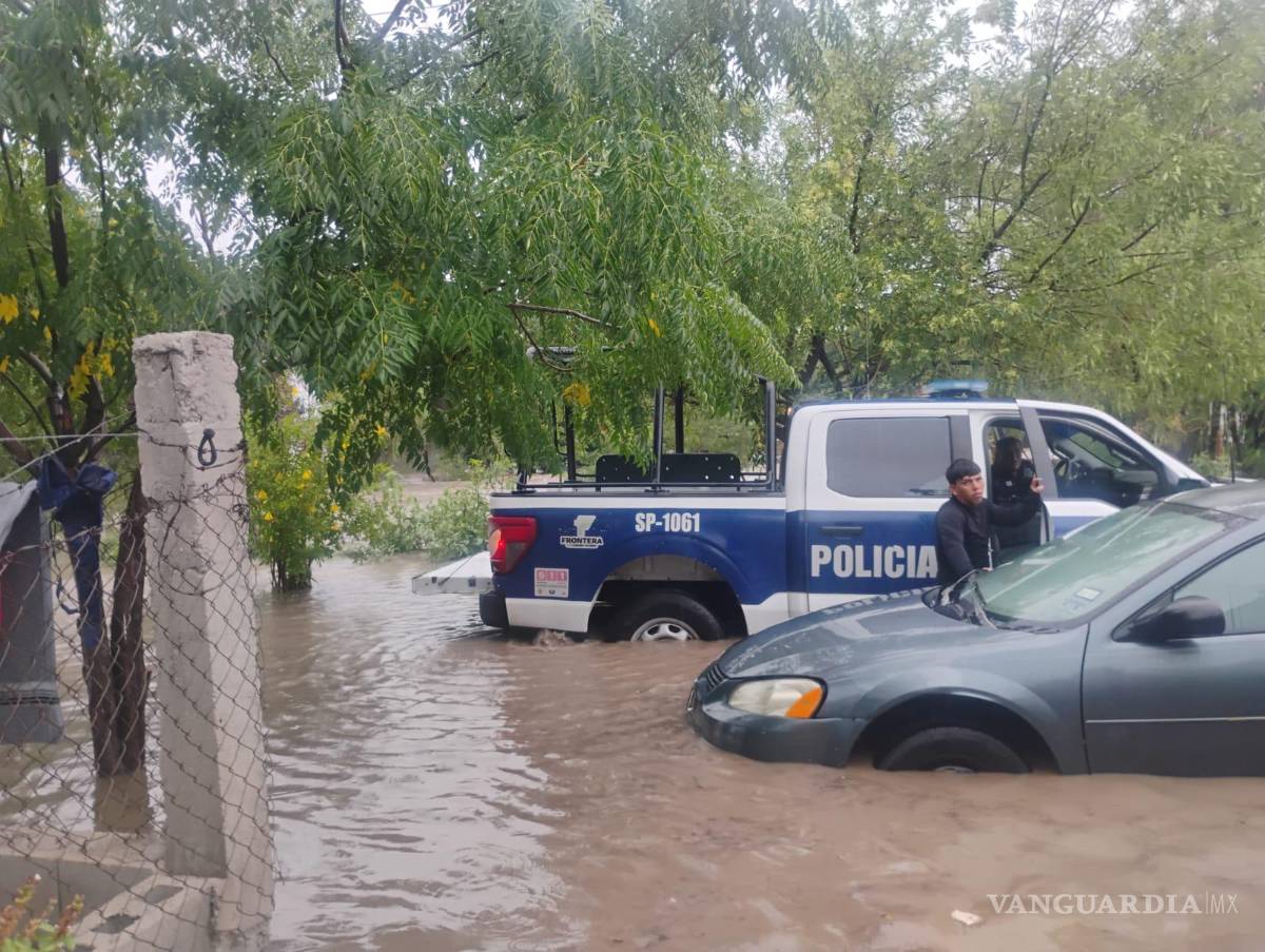 $!Patrullas y vehículos particulares quedaron parcialmente bajo el agua en algunos de los sectores más afectados del municipio.