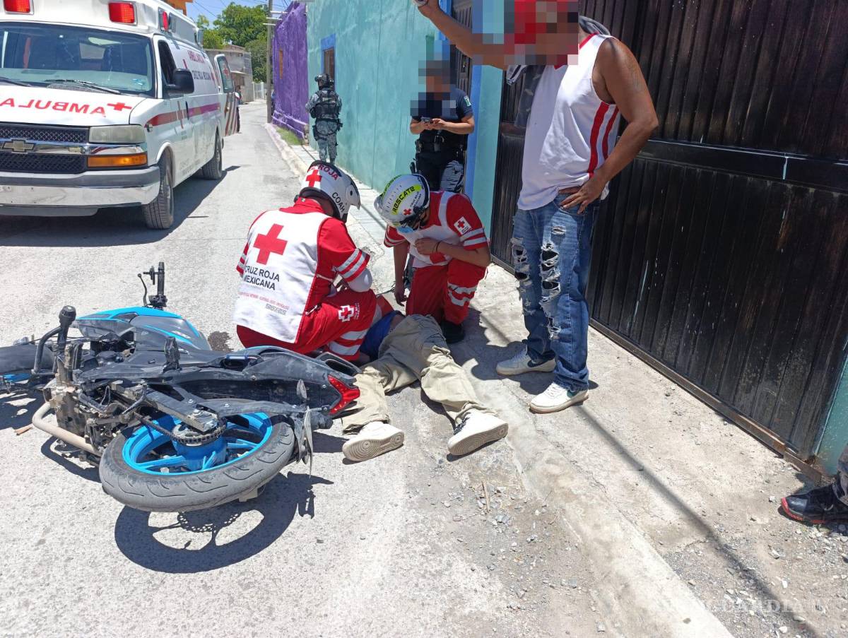 $!Tanto el taxi como la motocicleta fueron asegurados y trasladados a las instalaciones de Seguridad Pública para el deslinde de responsabilidades.