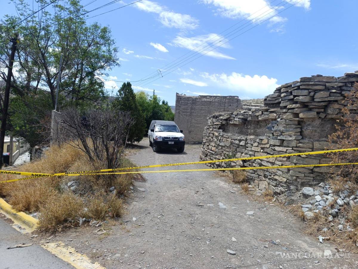 $!Personal de servicios periciales efectuó el levantamiento de indicios dentro de la vivienda donde fue encontrado sin vida un hombre que residía junto a su hermano en la colonia Ojo de Agua.