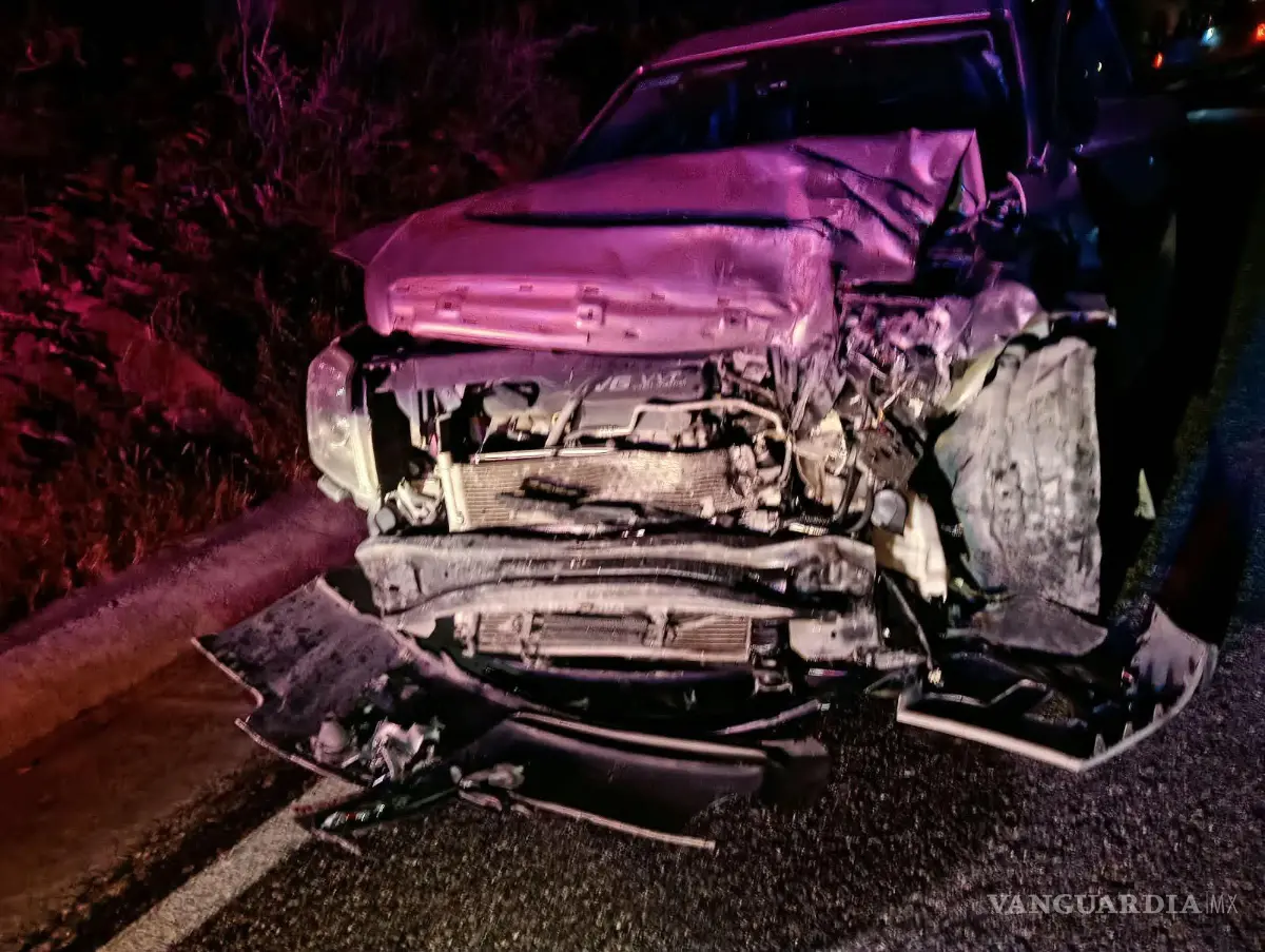 $!Uno de los vehículos salió de la carretera y terminó volcado en el fondo de un barranco.