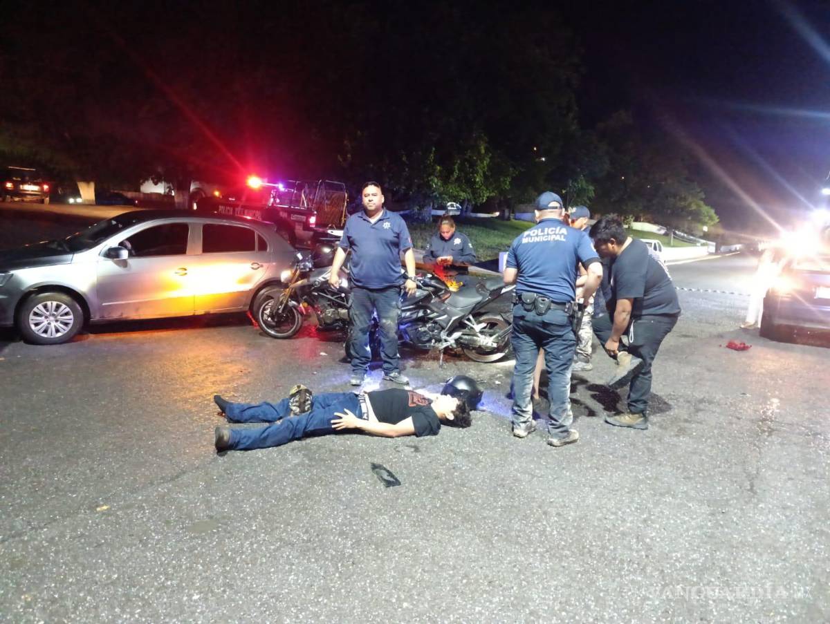 $!Elementos de Seguridad Pública acudieron al sitio del accidente para tomar conocimiento de los hechos, realizar el peritaje correspondiente y determinar las causas exactas que derivaron en el percance vial.