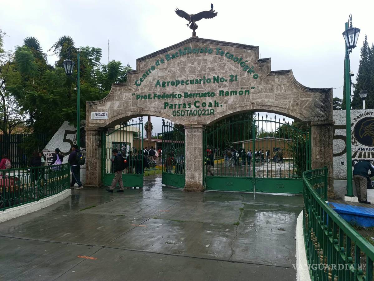 $!Las autoridades mantuvieron a los alumnos en el área de cómputo mientras se realizaban las diligencias correspondientes.
