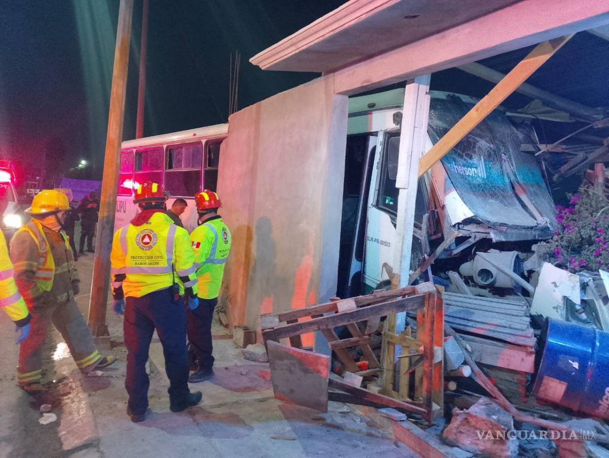 $!Elementos de Protección Civil y Bomberos de Ramos Arizpe acudieron al sitio para constatar el accidente.