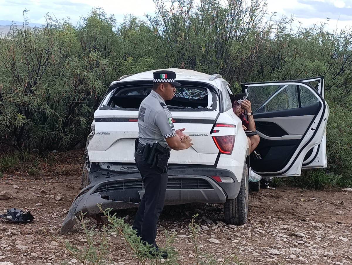 $!Paramédicos de la Cruz Roja y elementos de la Guardia Nacional acudieron al sitio del percance para brindar atención a las personas afectadas y asegurar la zona del siniestro.