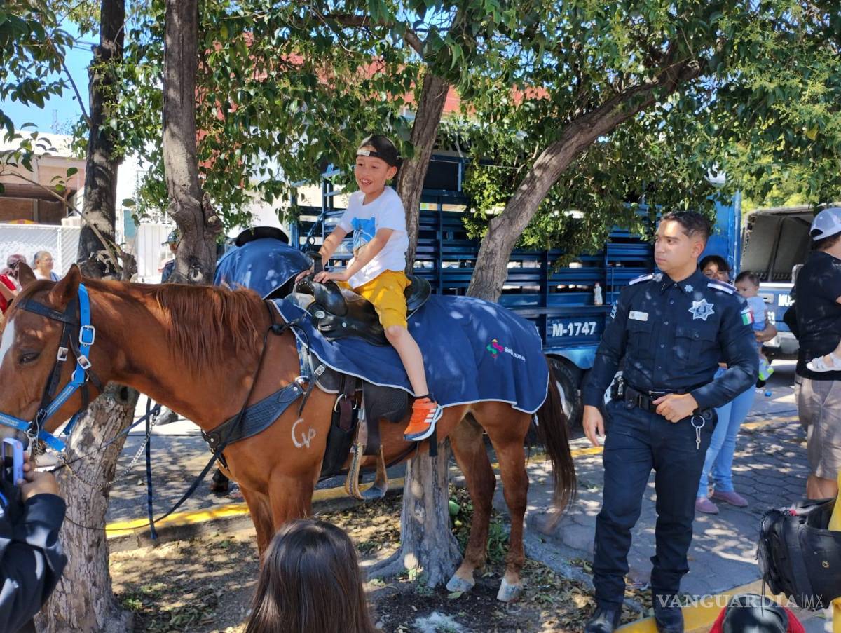 $!Los caballos de la policía Montada tambiém participaron para alegrar a los pequeños.