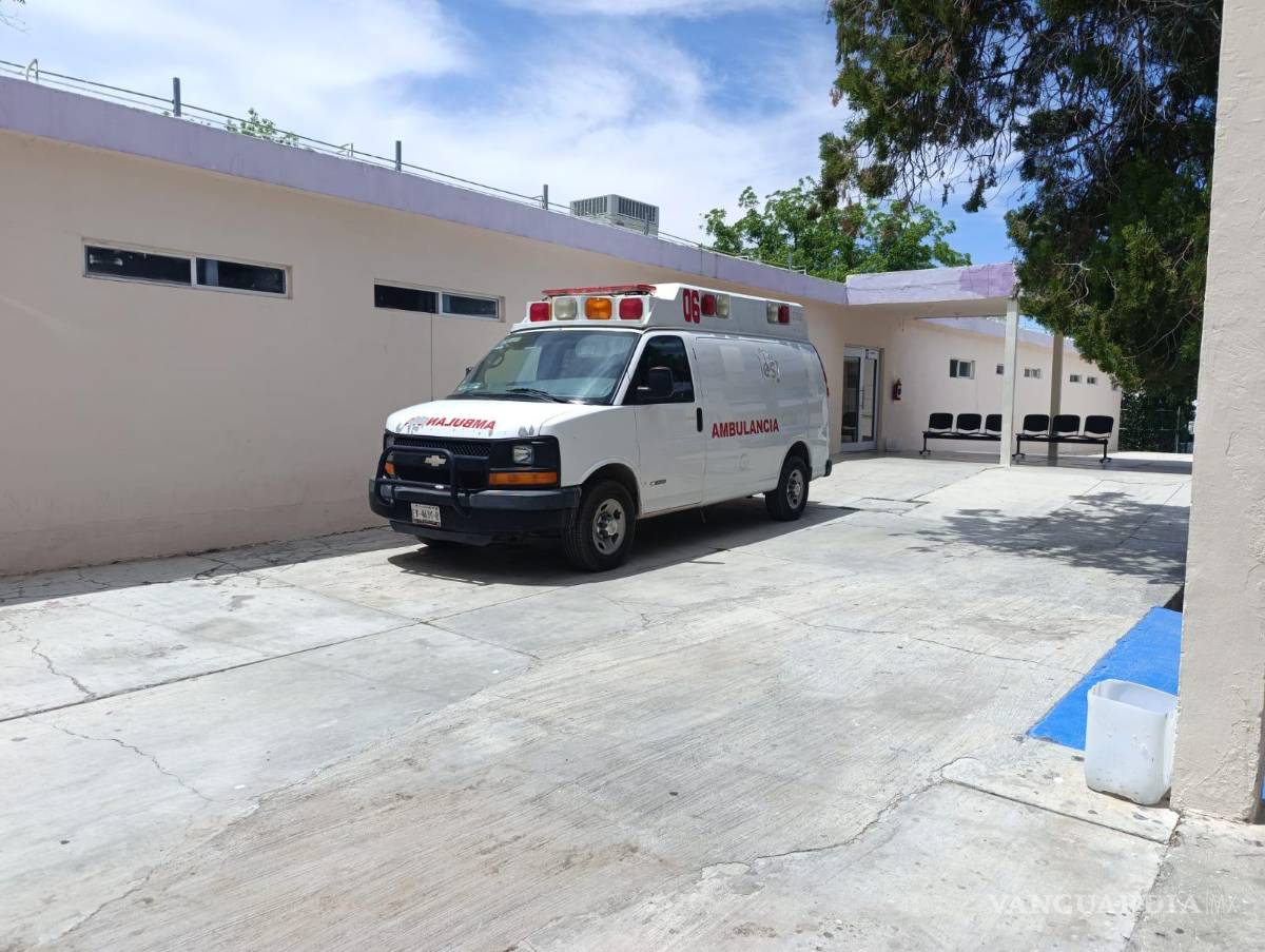 $!Los trabajadores lesionados fueron trasladados en vehículos particulares al Centro de Salud de Parras, donde recibieron atención médica debido a las quemaduras ocasionadas por la explosión de la freidora en pleno horario laboral.