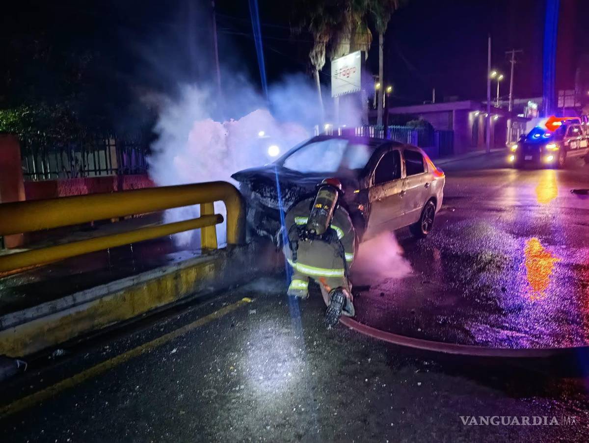 $!El Volkswagen Gol terminó impactándose contra un camellón de concreto sobre el bulevar del Valle.