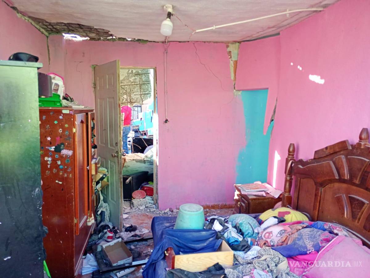 $!A pesar de los esfuerzos de vecinos y autoridades, el desplome de la losa terminó con la vida del menor de cinco años en el interior del hogar.