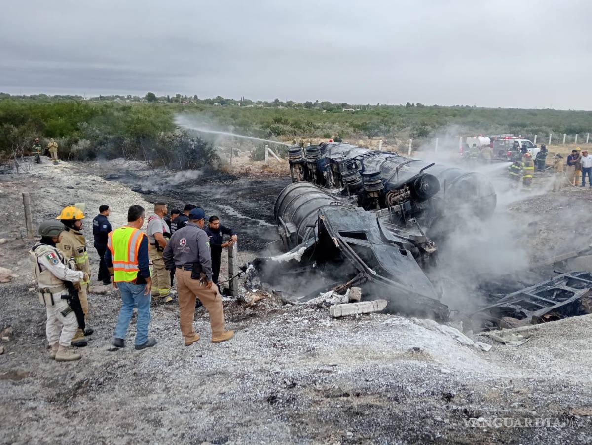 $!Se desplegaron unidades de bomberos, ambulancias y vehículos de respuesta rápida para controlar el siniestro.