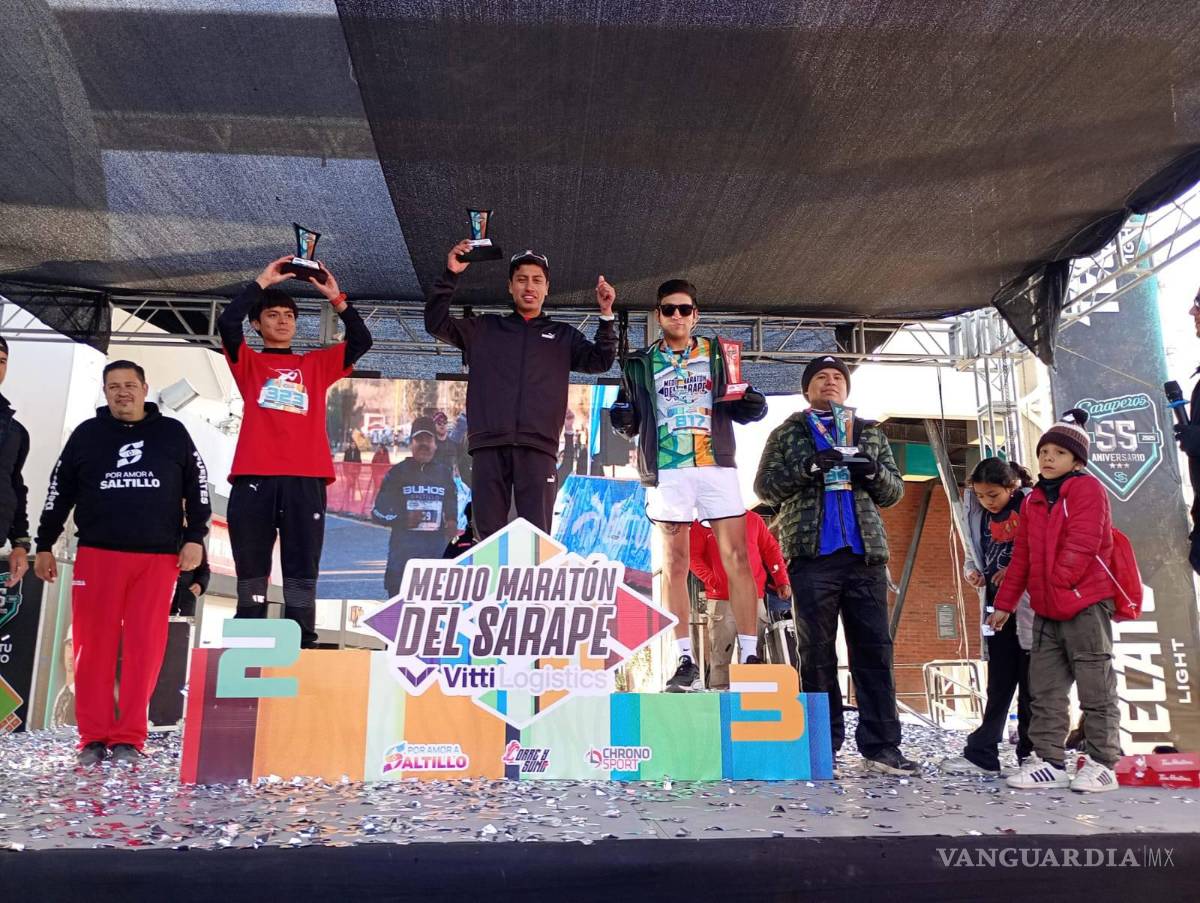 $!La tercera edición del Medio Maratón del Sarape 2026 partió desde el Estadio Francisco I. Madero con cerca de 900 participantes.