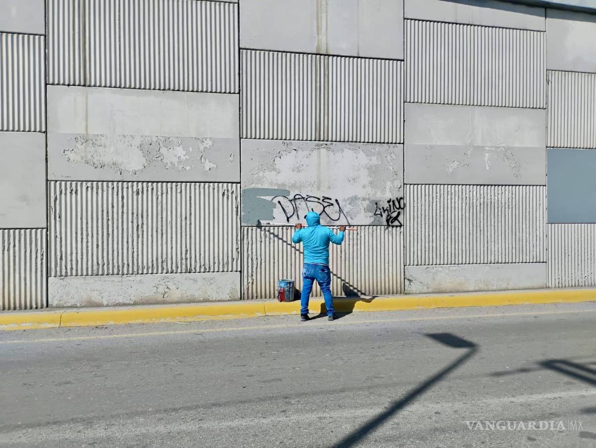 $!El programa antigraffiti retiró pintas y encaló bardas en bulevares industriales.