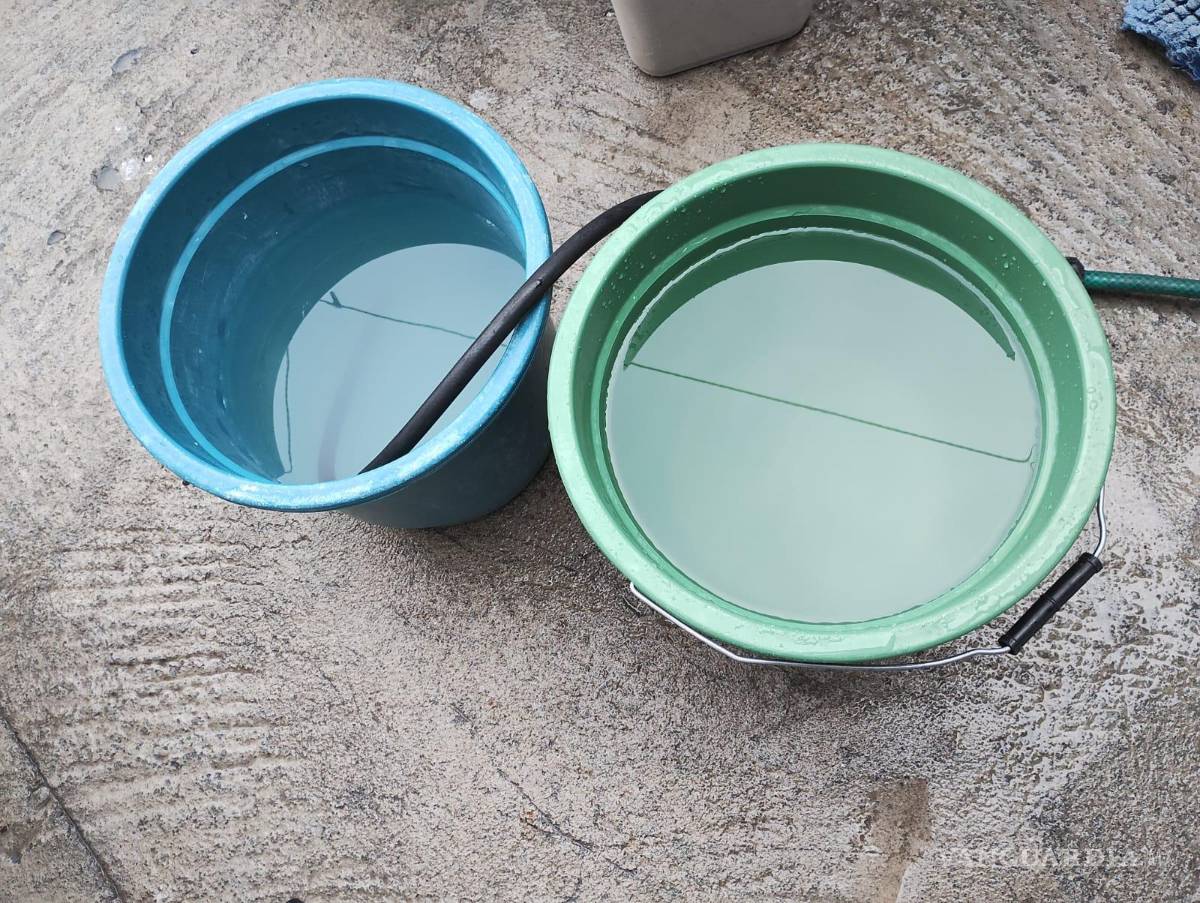 $!Una vecina mencionó que al llenar un recipiente para lavar trastes temprano en la mañana, notó que el agua, inicialmente clara, se volvió “amarillosa”.